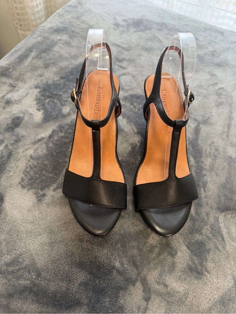 L’Amour Des Pieds Idelle Black Leather Wedge T Strap Sandals 7M NWOB